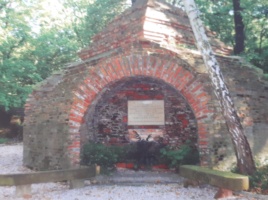 Kapliczka Świątyni Opatrzności Bożej - filar fundamentu pierwszej Świątyni w Ogrodzie Botanicznym w Warszawie