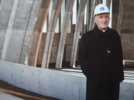 Kardynał Kazimierz Nycz na budowie Świątyni Opatrzności Bożej