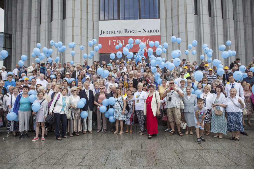 XII Święto Dziękczynienia 2019 wspólne zdjęcie Darczyńców - serwis dziekuje.pl