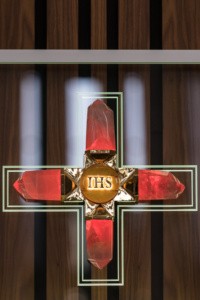Kaplica Najświętszego Sakramentu - krzyż z wieczną lampką