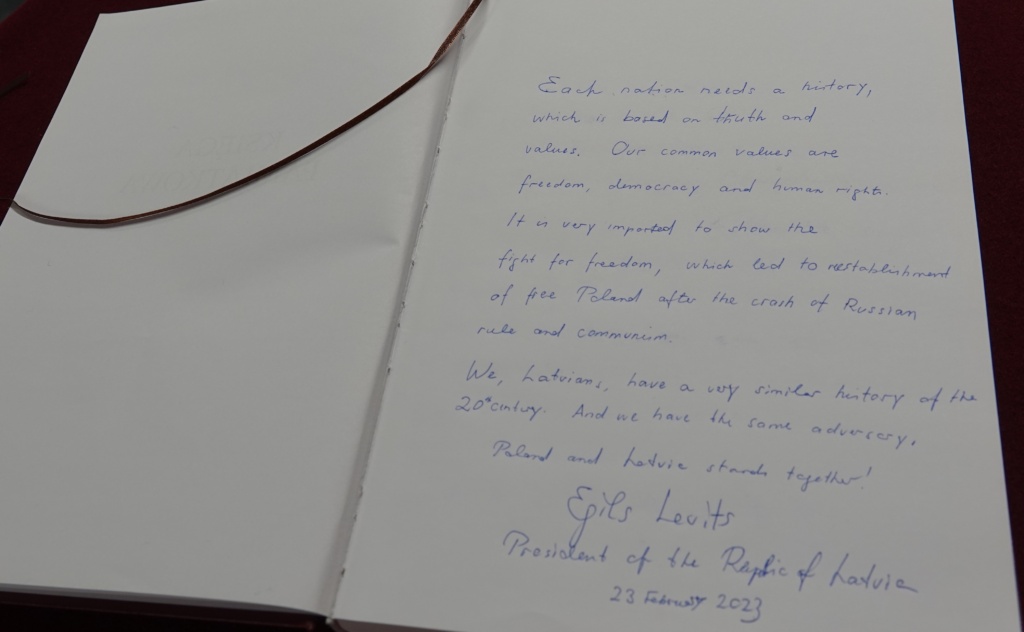 Księga Pamiątkowa Mauzoleum Prezydentów RP na Uchodźstwie - wpis Prezydenta Łotwy 