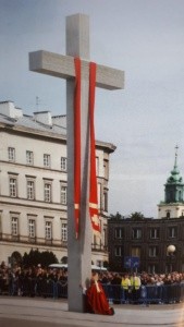 Kardynał Nycz pod krzyżem na p. Piłsudskiego