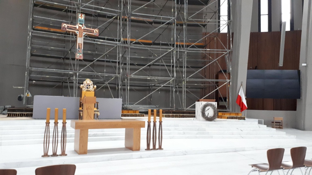 Ołtarz główny w Świątyni Opatrzności Bożej prace przy wznoszeniu konstrukcji rusztowań