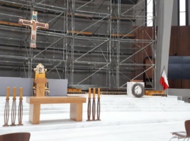 Ołtarz główny w Świątyni Opatrzności Bożej prace przy wznoszeniu konstrukcji rusztowań
