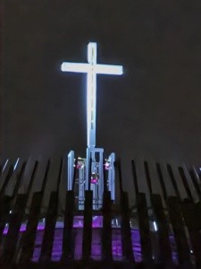 Iluminacja krzyża na kopule Świątynia Opatrzności Bożej - marzec 2023