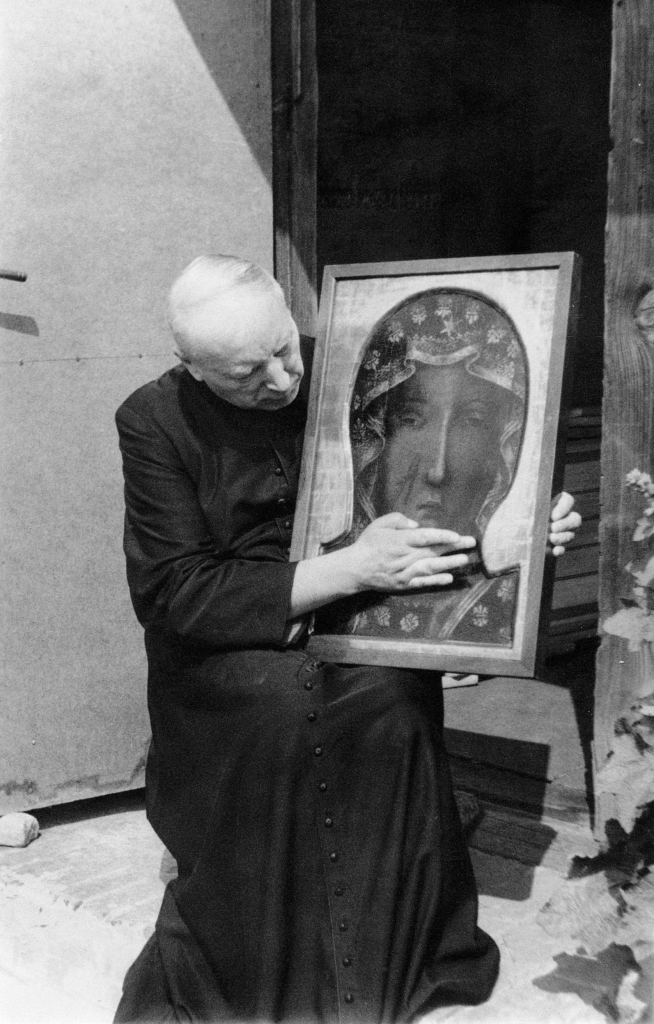 Prymas Wyszyński z obrazem Matki Bożej Częstochowskiej