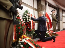 Prezydent Andrzej Duda składa hołd ofiarom katastrofy smoleńskiej 10.04.2024