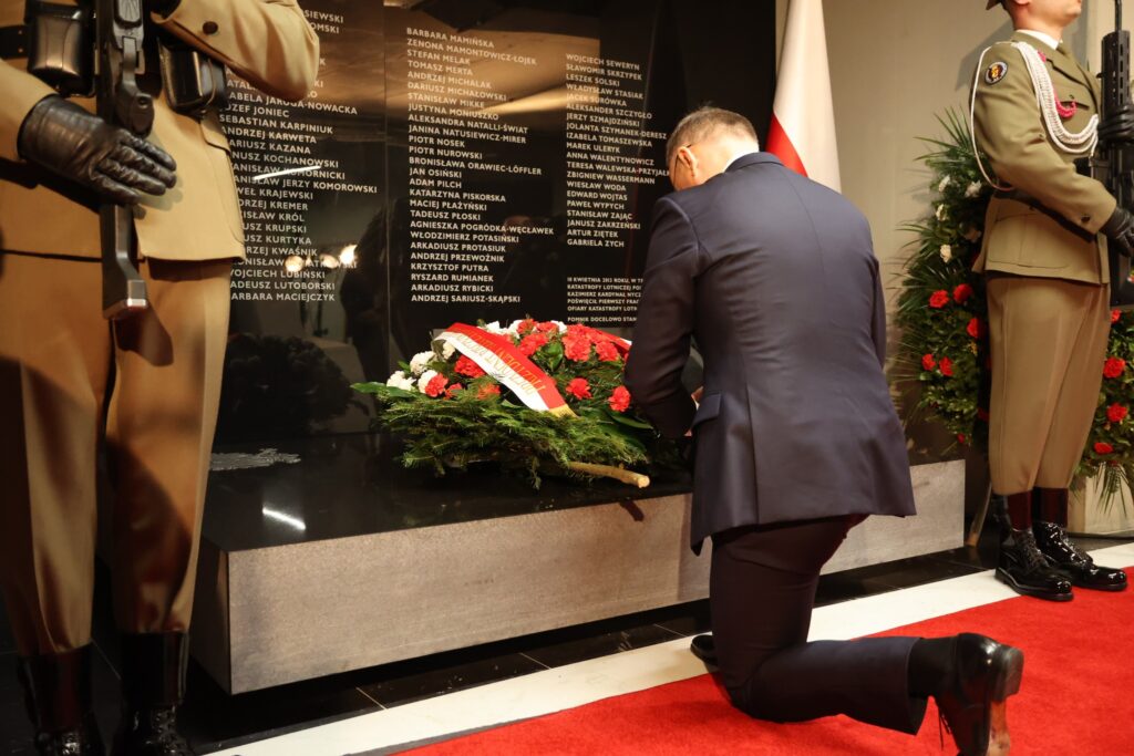 Prezydent Andrzej Duda składa hołd ofiarom katastrofy smoleńskiej 10.04.2024