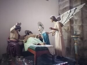 grupa figur przedstawiająca śmierć św. Józefa, któremu towarzyszą Jezus, Maryja i Anioł