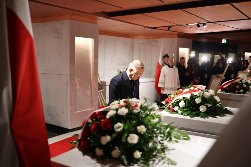 Prezydent Andrzej Duda składa wieńce na grobach Prezydentów RP na Uchodźstwie