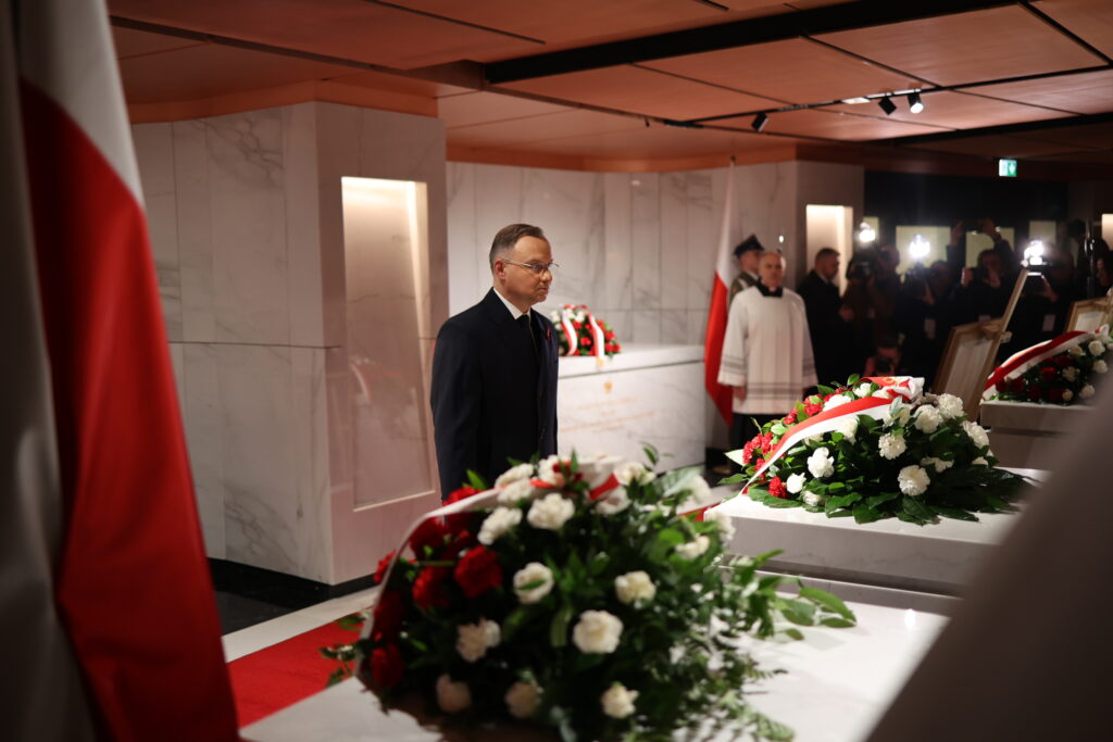 Prezydent Polskie Andrzej Duda składa wieńce przy grobach prezydentów na uchodźstwie w Panteonie Wielkich Polaków w Świątyni Opatrzności Bożej