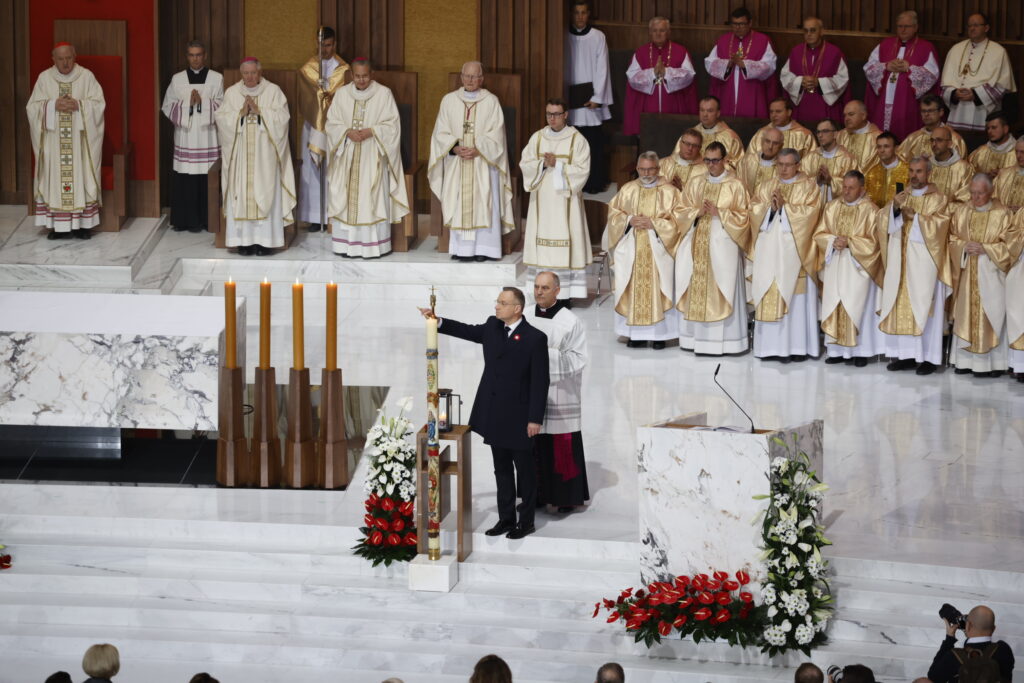 Prezydent Andrzej Duda zapala świecę w Świątyni Opatrzności Bożej