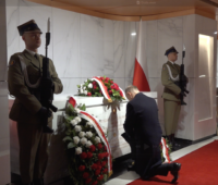 Prezydent RP Andrzej Duda przy grobie Prezydenta Ryszarda Kaczorowskiego